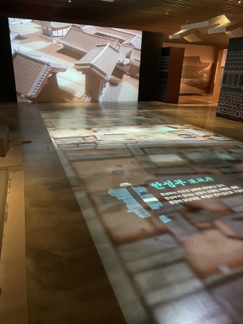 예원예술대학교 시각디자인학과 교수,  서울역사박물관 <한양의 상징대로, 육조거리> 전시영상 감독 참여. 섬네일 파일