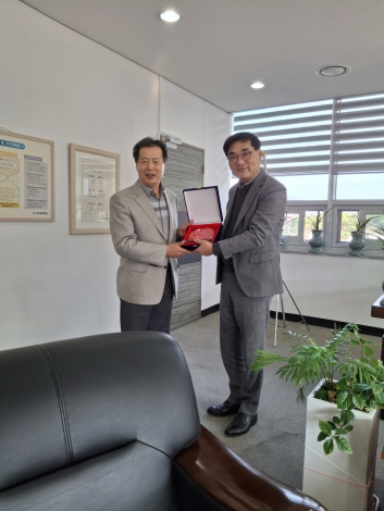 전)신한대학교 글로벌비즈니스 대학학장 장용운학장 감사패 수여 및 김원기 전 부의장 특임교수 임명장 수여식 섬네일 파일